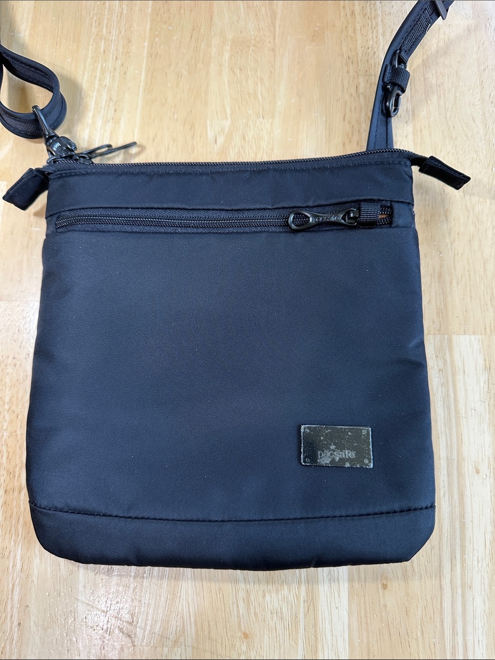 PACSAFE CitySafe CS-Series Antitheft RFID black travel bag - Picture 2 of 12